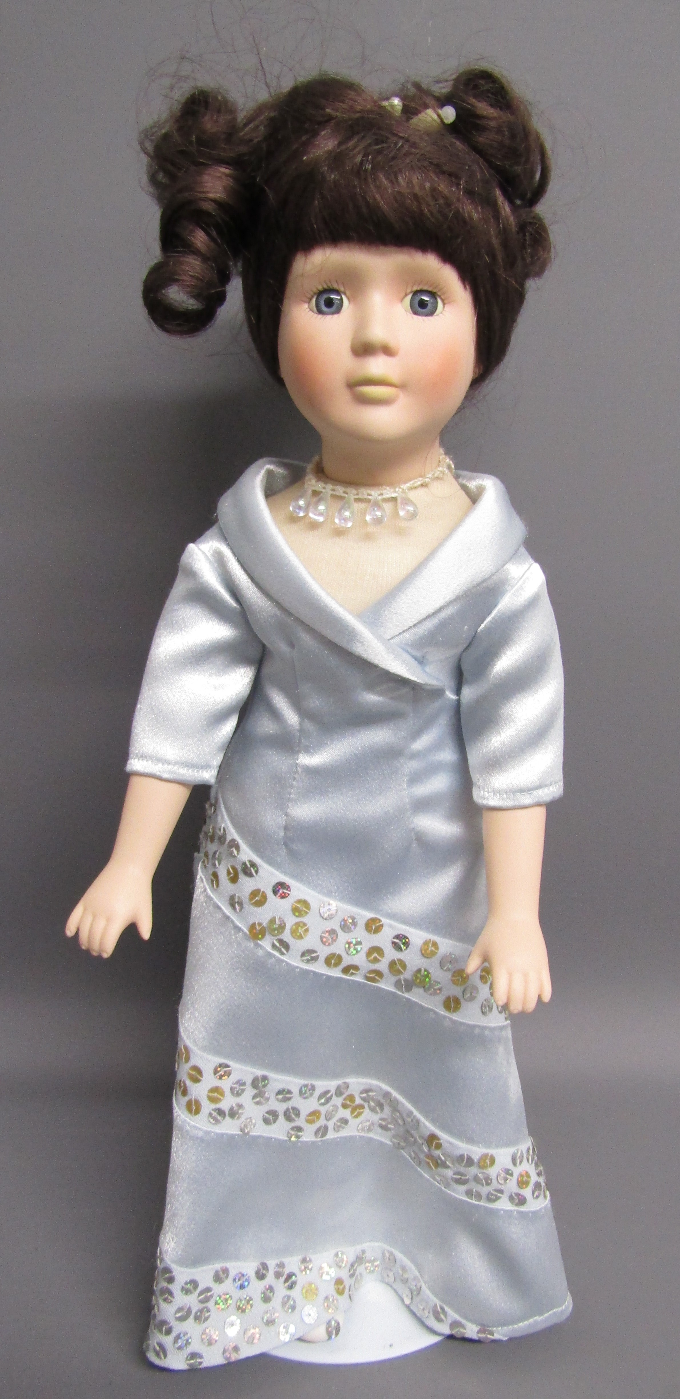 Porcelain dolls includes Classique collection NAT 95113, Laura, a set of doll stands and a Stolle - Image 6 of 10