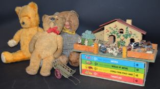 Toy farm with lead animals, cased set of books 
