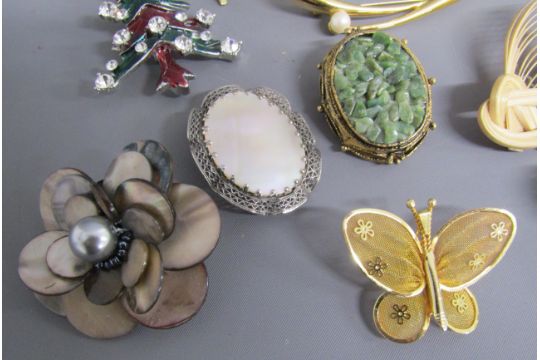 Collection of 16 brooches includes Christmas trees one being Lisner, Hollywood agate brooch, - Image 2 of 6