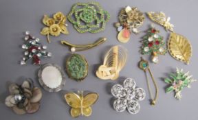 Collection of 16 brooches includes Christmas trees one being Lisner, Hollywood agate brooch,
