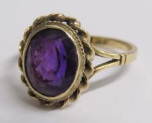 9ct gold amethyst ring - ring size M/N - total weight 2.8g - stone approx. 10mm x 8mm