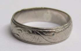 18ct white gold decorated band - ring size Q - total weight 5g