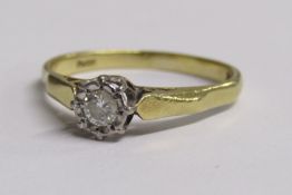 18ct gold ring set with single illusion set diamond - ring size Q - total weight 2.9g