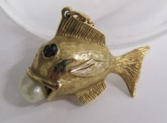 9ct gold fish pendant with ruby eyes and pearl bubble - approx. 3cm long - total weight 5.5g