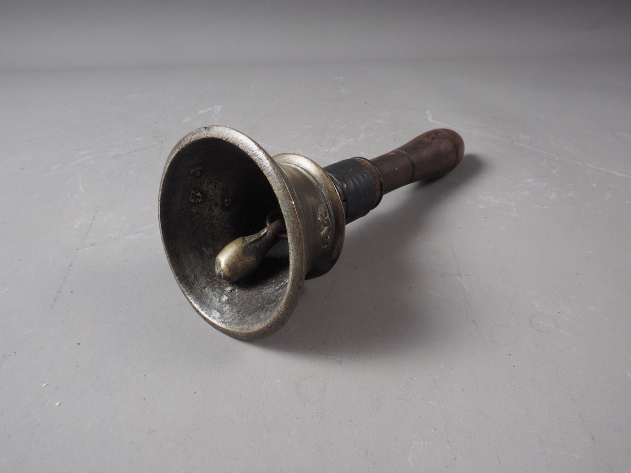 An early 19th century Indian bell metal hand bell with turned hardwood handle, 7 1/2" high - Image 2 of 2