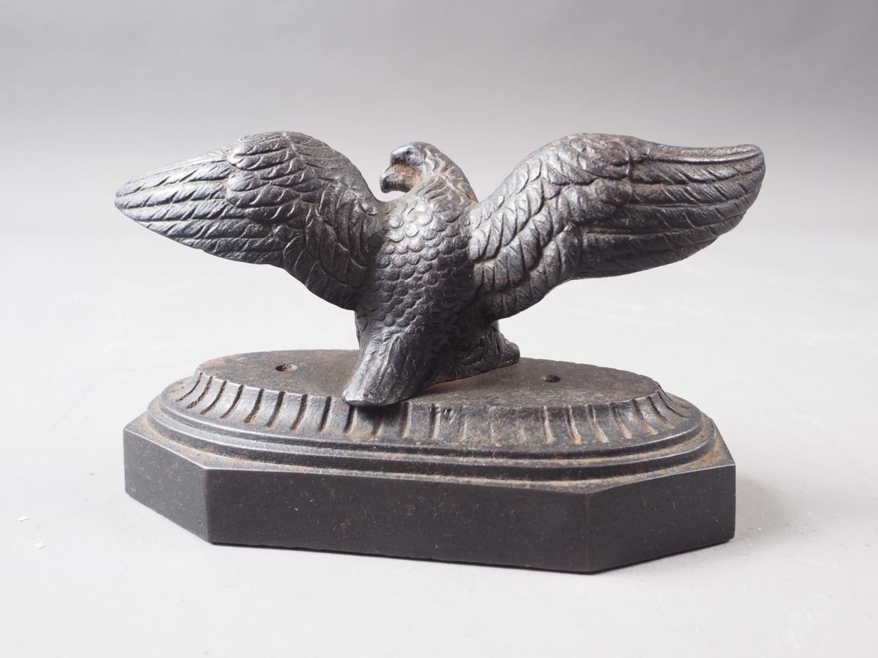 A cast iron eagle desk weight, 4 1/4" wide - Image 2 of 2