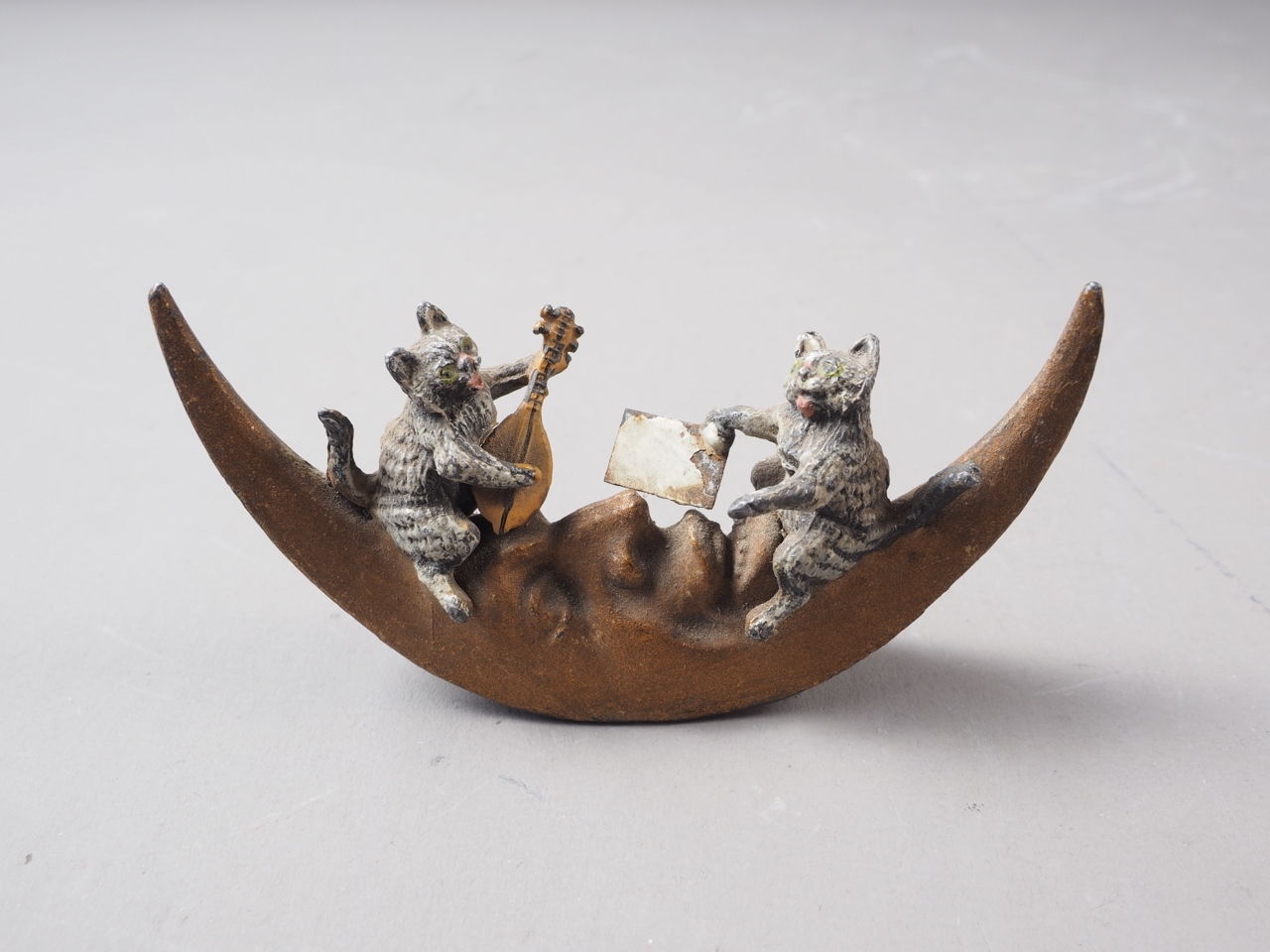 A cold painted bronze of a fox holding a chicken, 5" long, and a cold painted model of two cats on - Image 2 of 3