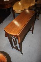 An Edwardian walnut Sutherland table, on pierced panel end and splay supports, 30" wide x 26" deep x