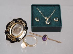 A 9ct gold and single pearl ring, size L, 2g, a 9ct gold and amethyst bar brooch, a 9ct gold and