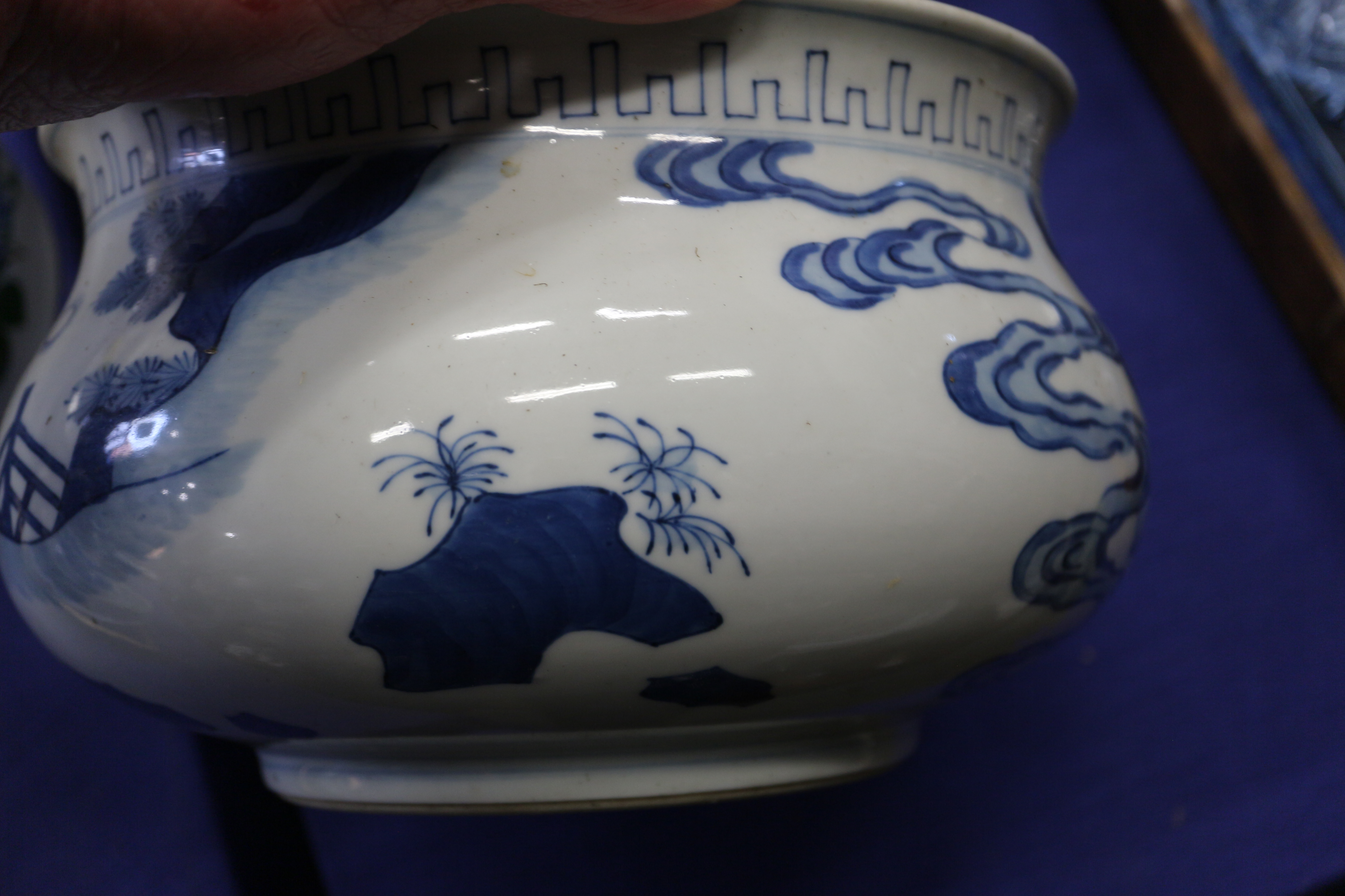 A Chinese blue and white jardiniere with figures in a landscape, 9 1/2" dia x 5 1/2" high, a similar - Bild 25 aus 33