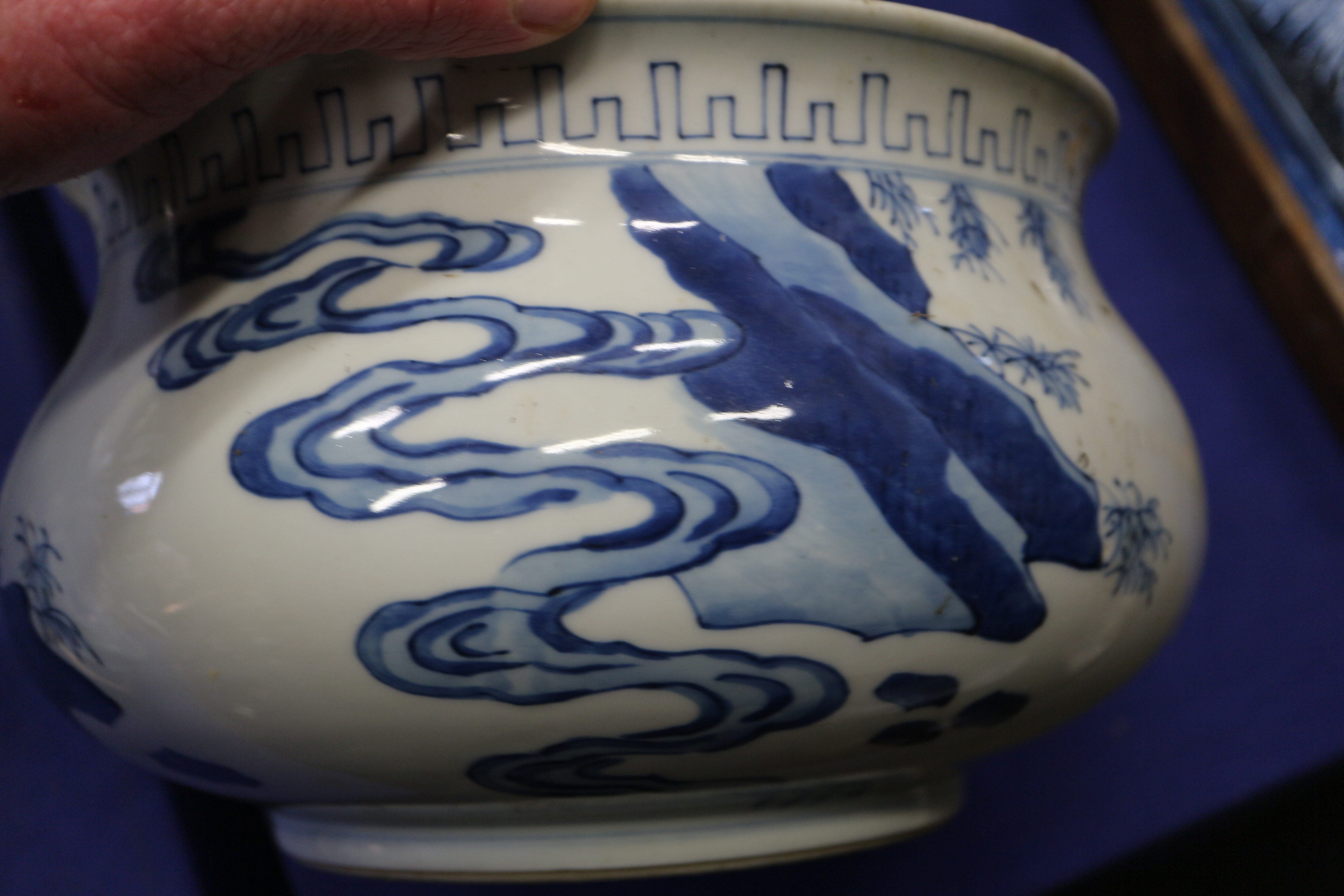 A Chinese blue and white jardiniere with figures in a landscape, 9 1/2" dia x 5 1/2" high, a similar - Bild 26 aus 33