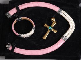 A Baroque pearl and mock crocodile necklace, a matching bracelet and a gilt cross