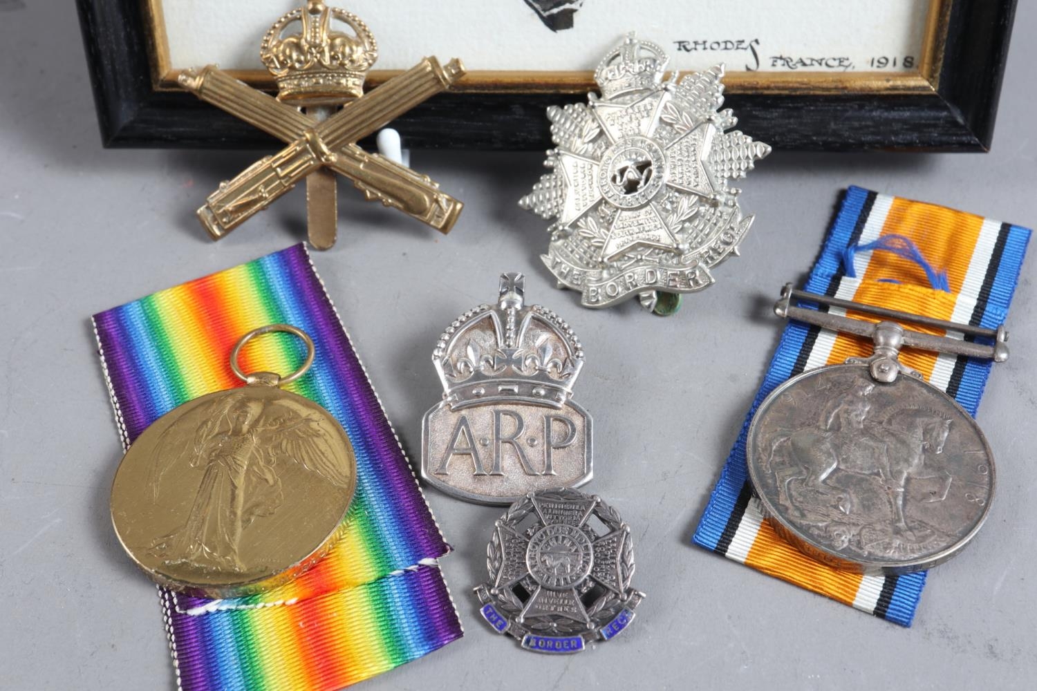 Two WWI medals, awarded to Private T B Todd, together with two regimental cap badges and watercolour - Bild 2 aus 2