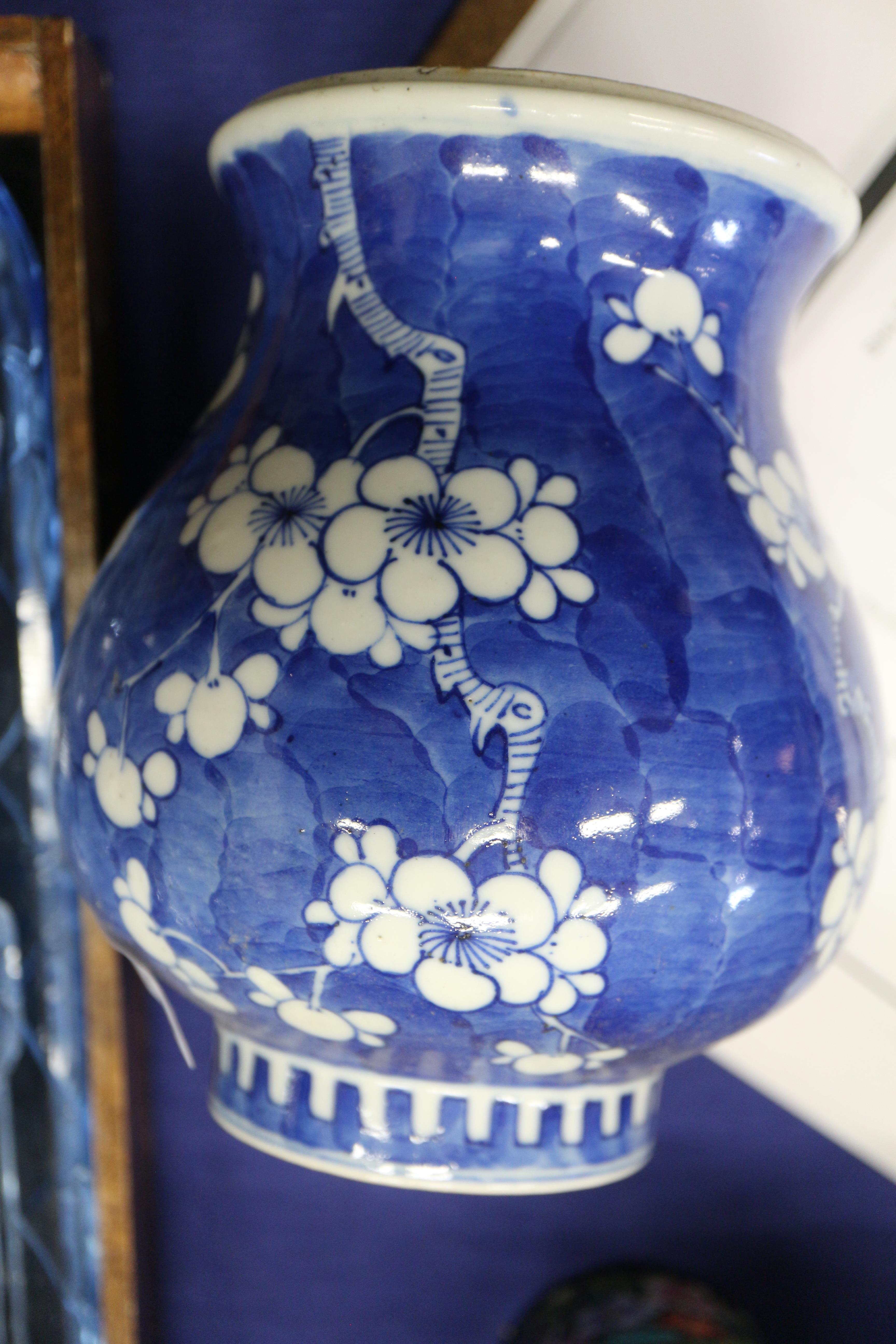 A Chinese blue and white jardiniere with figures in a landscape, 9 1/2" dia x 5 1/2" high, a similar - Bild 13 aus 33