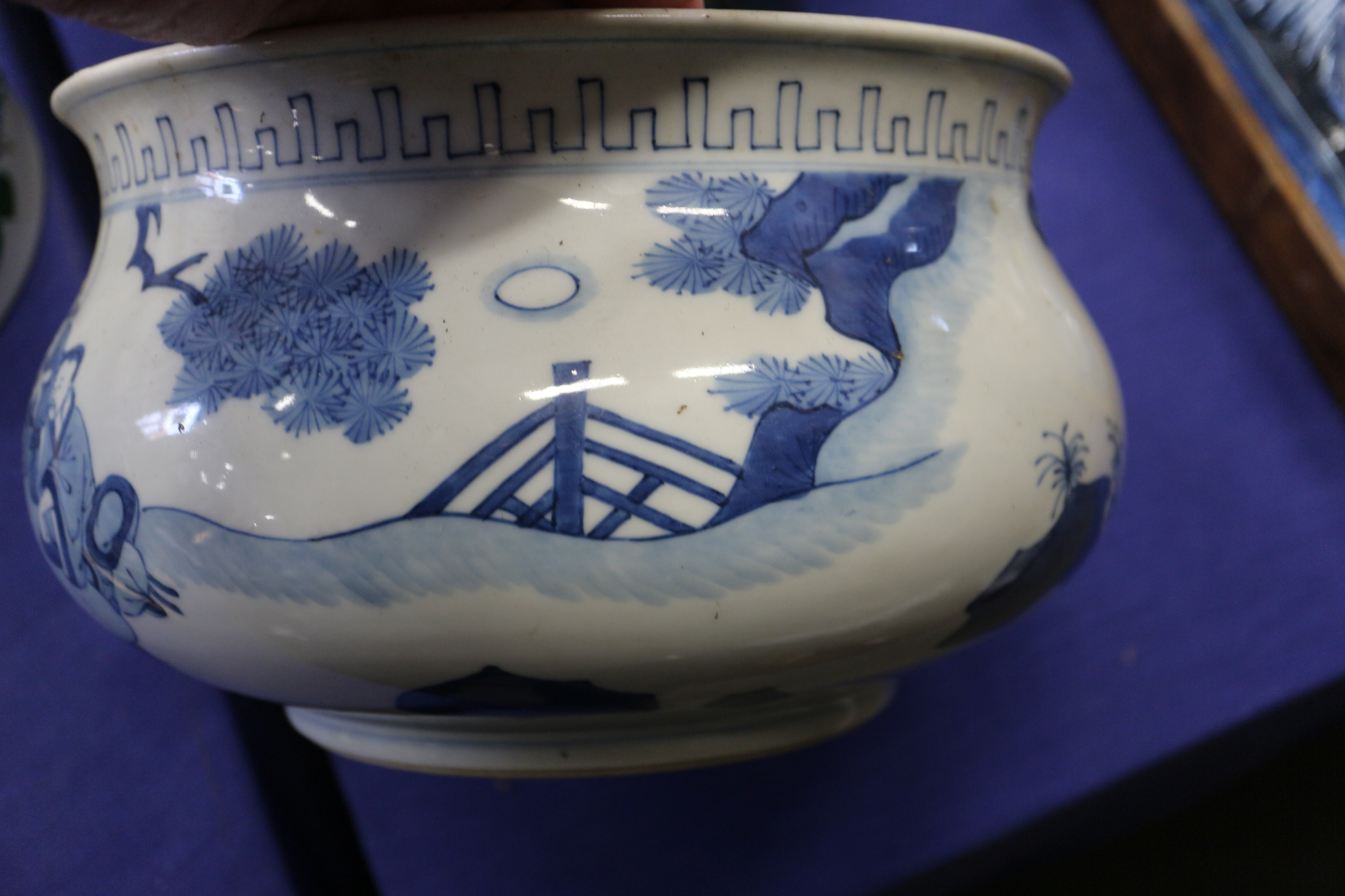 A Chinese blue and white jardiniere with figures in a landscape, 9 1/2" dia x 5 1/2" high, a similar - Bild 23 aus 33