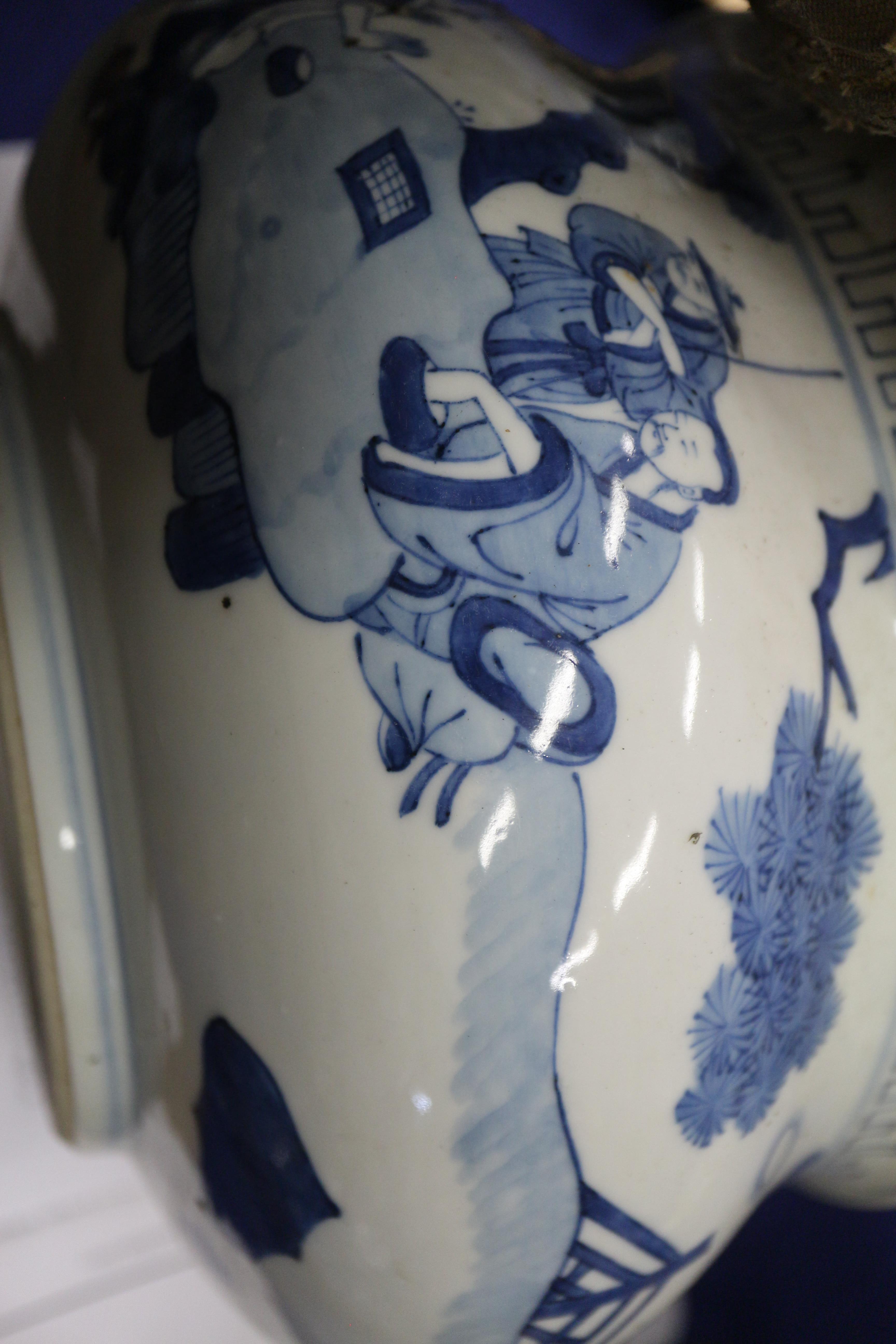 A Chinese blue and white jardiniere with figures in a landscape, 9 1/2" dia x 5 1/2" high, a similar - Bild 19 aus 33