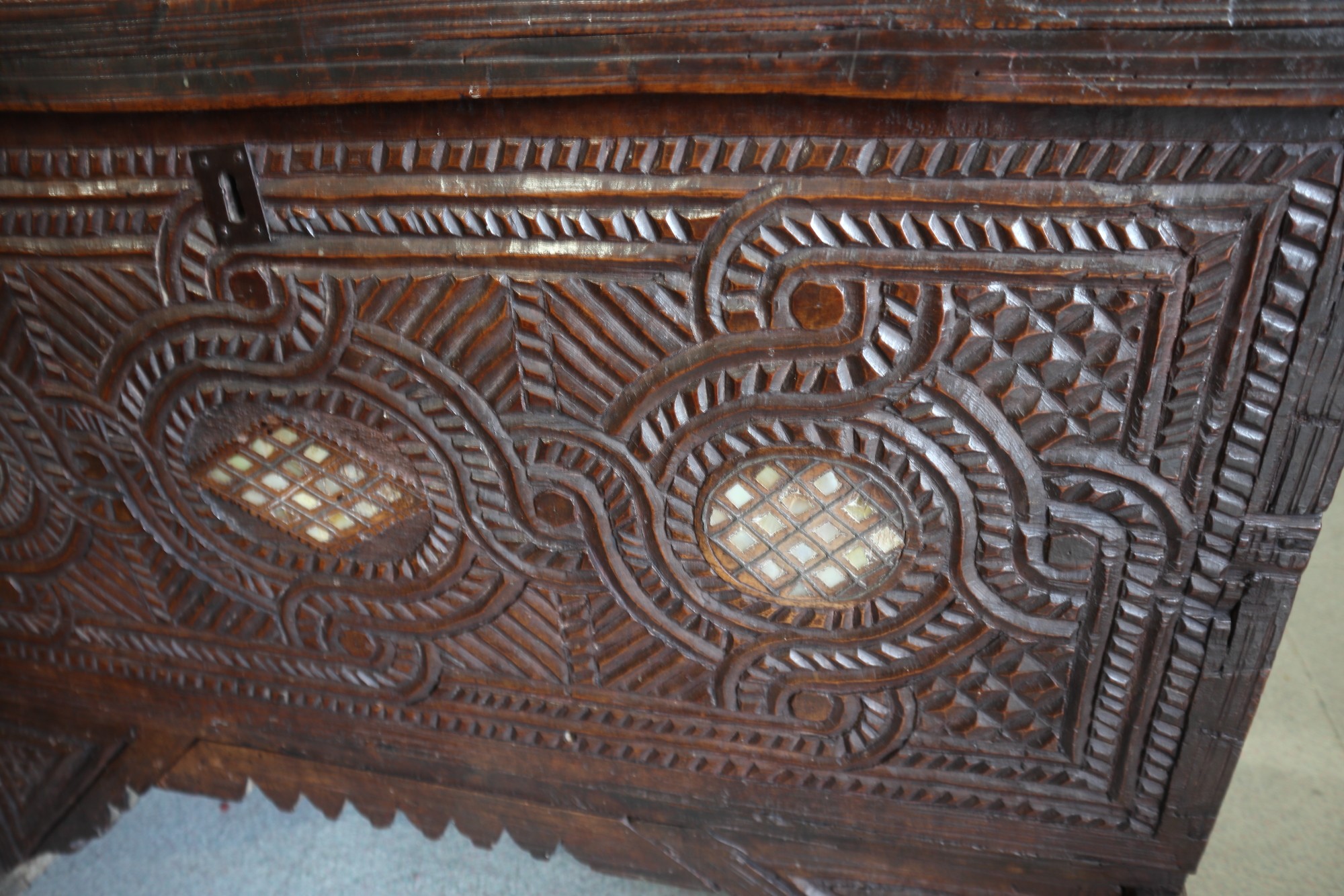 An early 18th century Syrian chip carved walnut and mother-of-pearl inlaid coffer chest with panel - Image 2 of 6