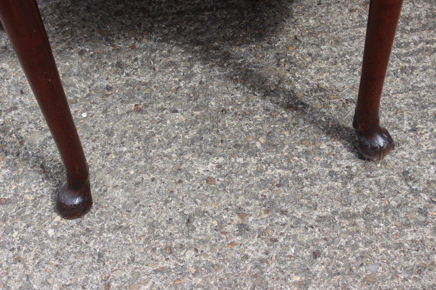 An early Georgian Padouk deep drop leaf dining table, on turned supports with horse hoof feet, 38" - Image 3 of 6