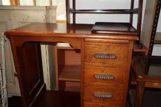 An Edwardian walnut single pedestal desk, fitted slide, four drawers and flap, 32" wide x 18" deep x