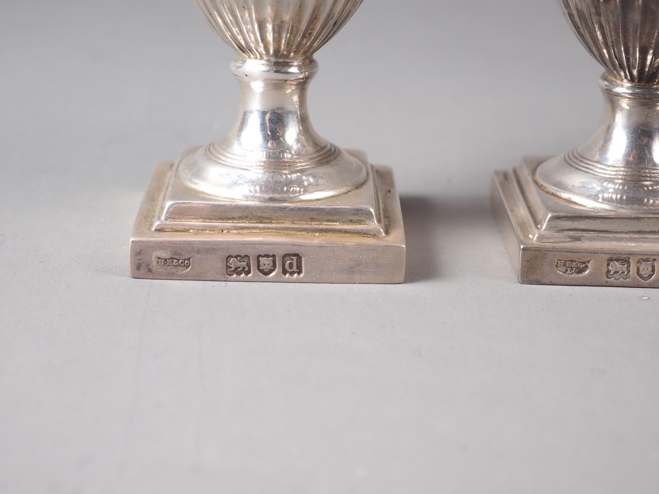 A pair of Adam style silver pedestal pepper shakers, in fitted case, 4.6oz troy approx - Image 3 of 3