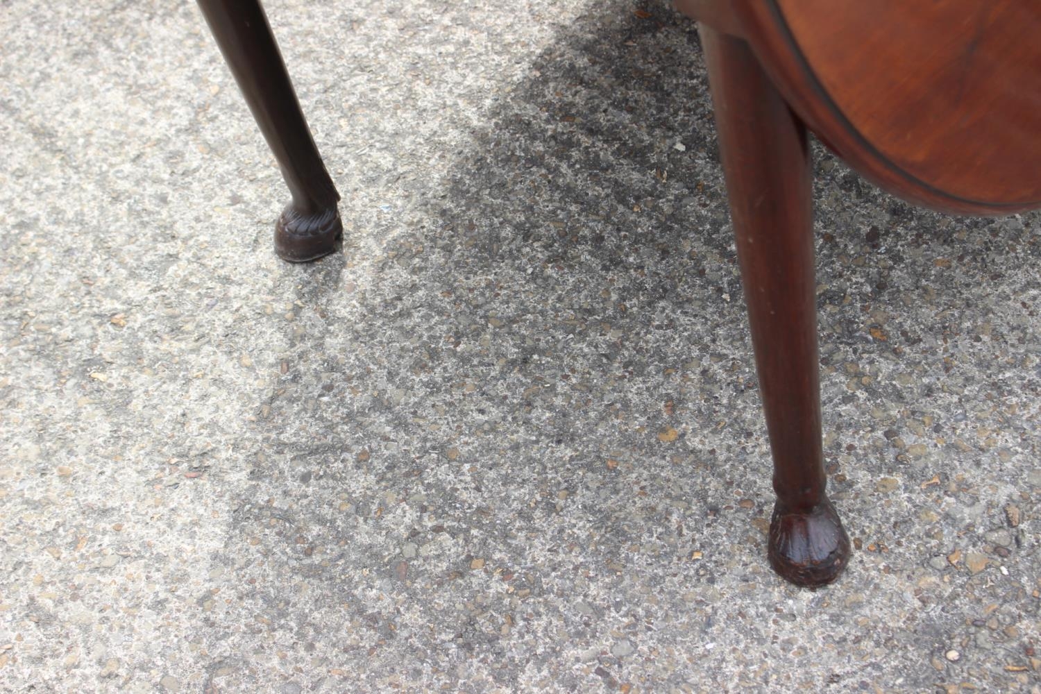 An early Georgian Padouk deep drop leaf dining table, on turned supports with horse hoof feet, 38" - Image 2 of 6