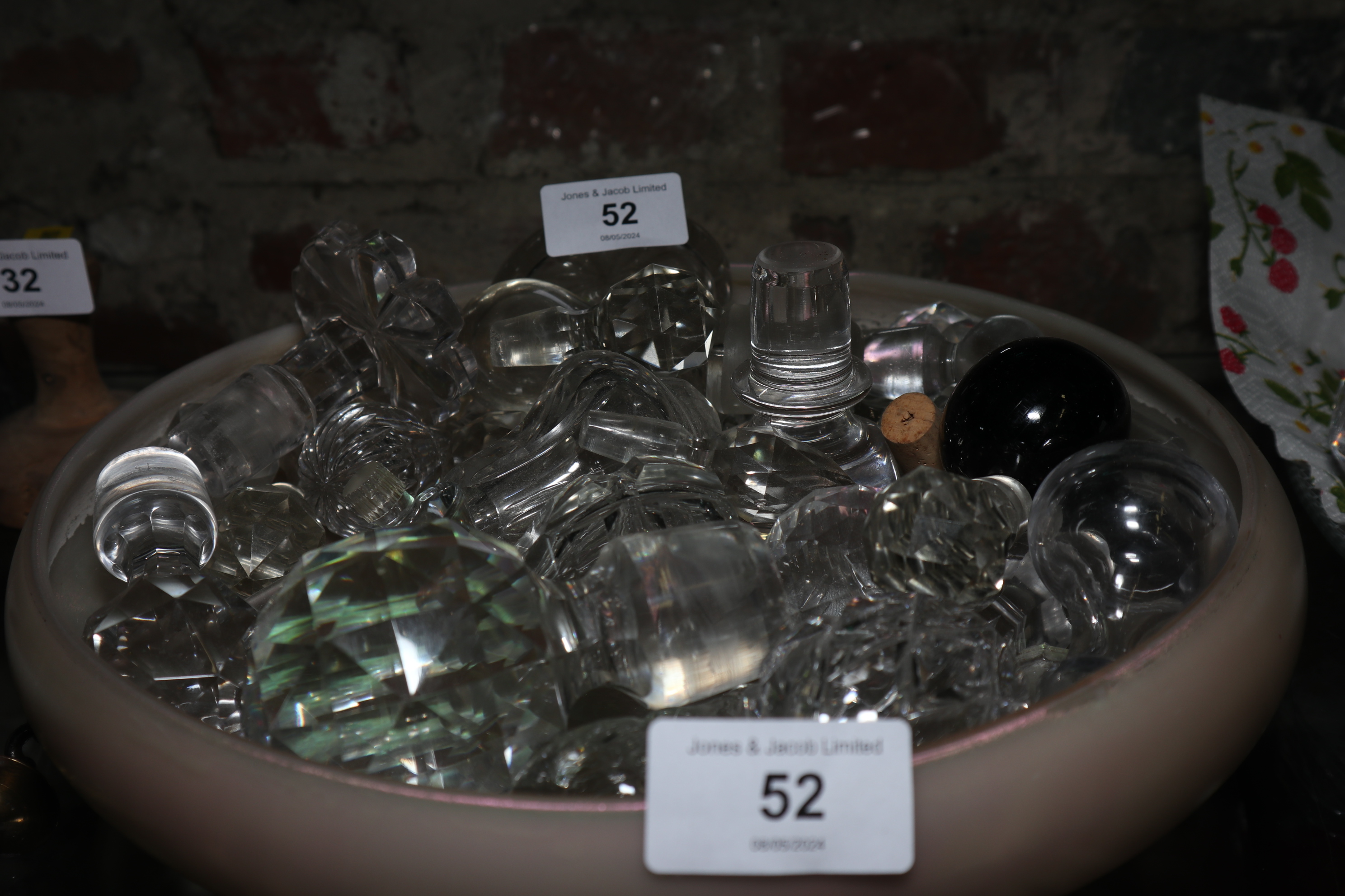 A quantity of clear glass decanter stoppers, various - Image 3 of 3