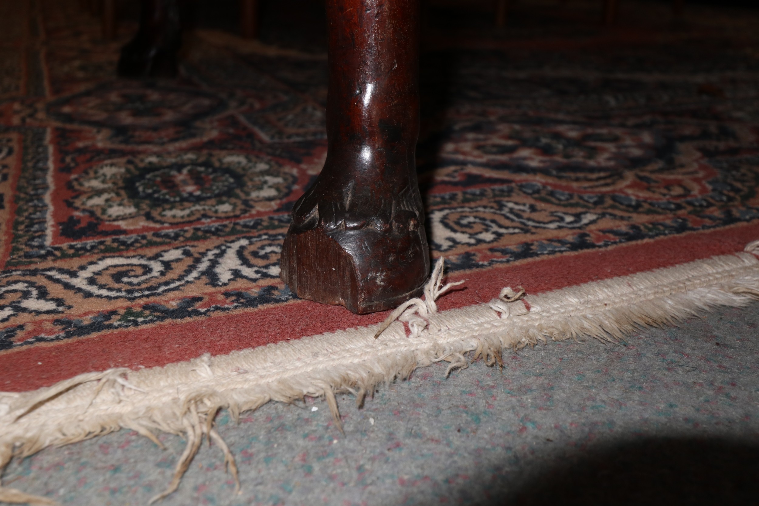 An early Georgian Padouk deep drop leaf dining table, on turned supports with horse hoof feet, 38" - Image 5 of 6