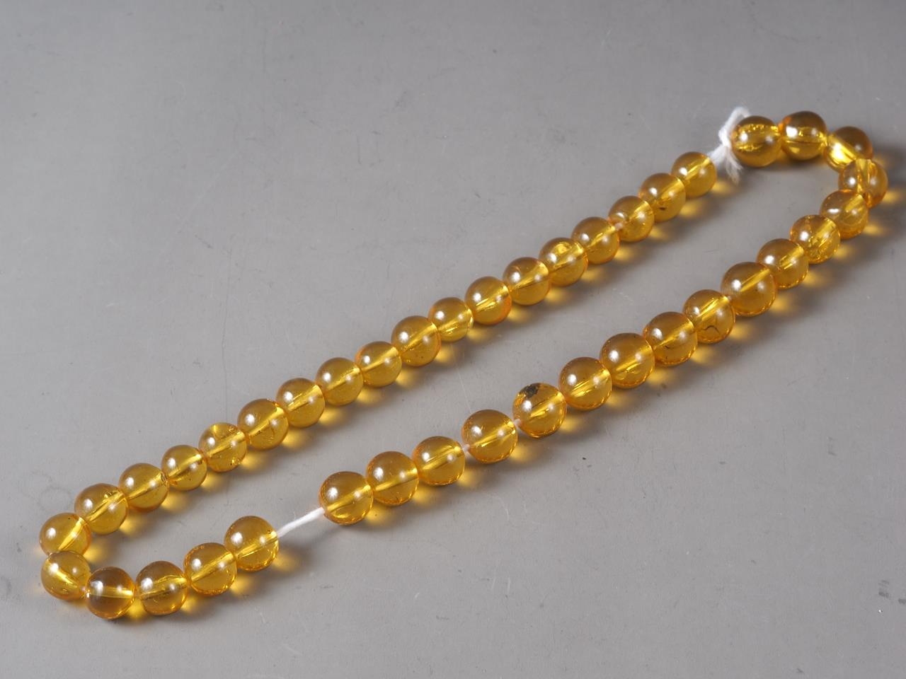 A yellow amber bead necklace, beads 15.5mm dia approx, 66g approx