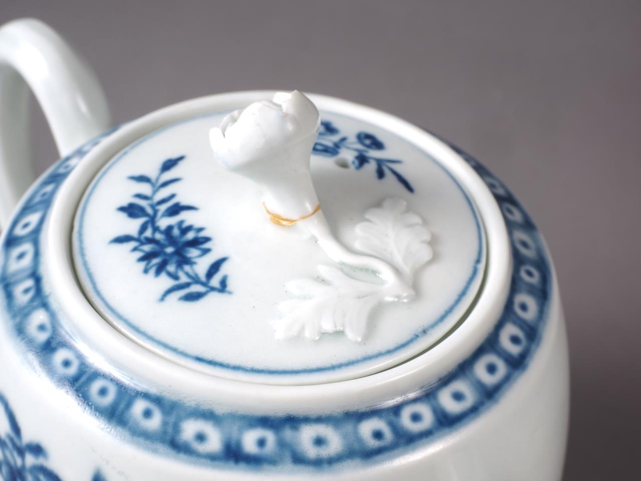 An 18th century Worcester porcelain drum teapot with floral decoration, 4" high (chips to spout, - Image 5 of 7