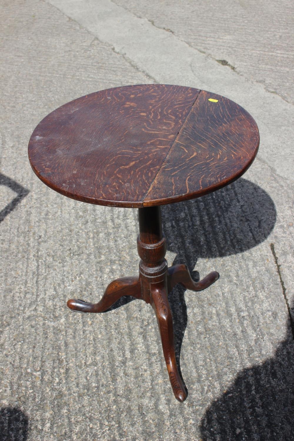 An 18th century oak wine table, on turned column and tripod splay supports, 20 1/2" dia x 25 1/2"