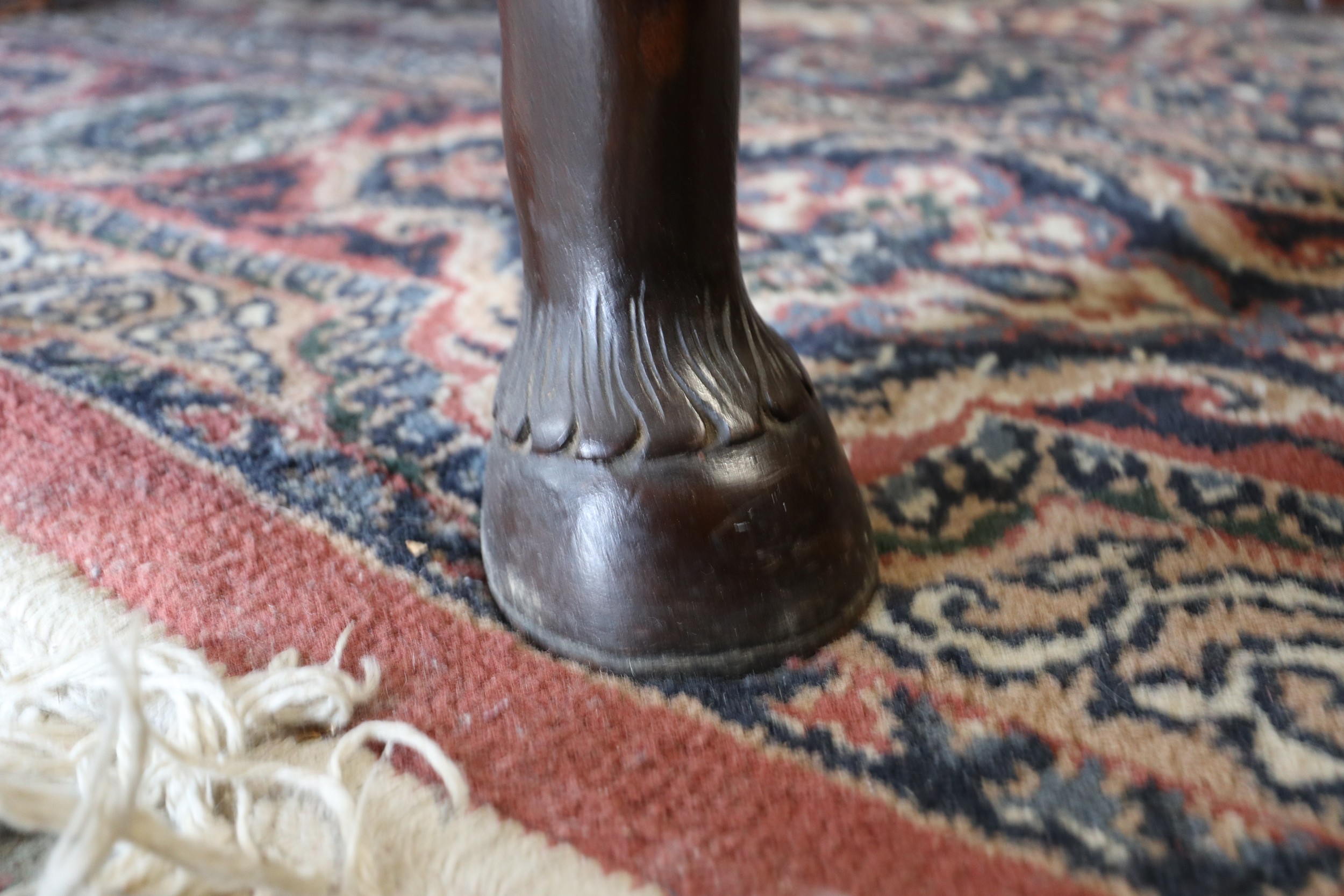 An early Georgian Padouk deep drop leaf dining table, on turned supports with horse hoof feet, 38" - Image 4 of 6