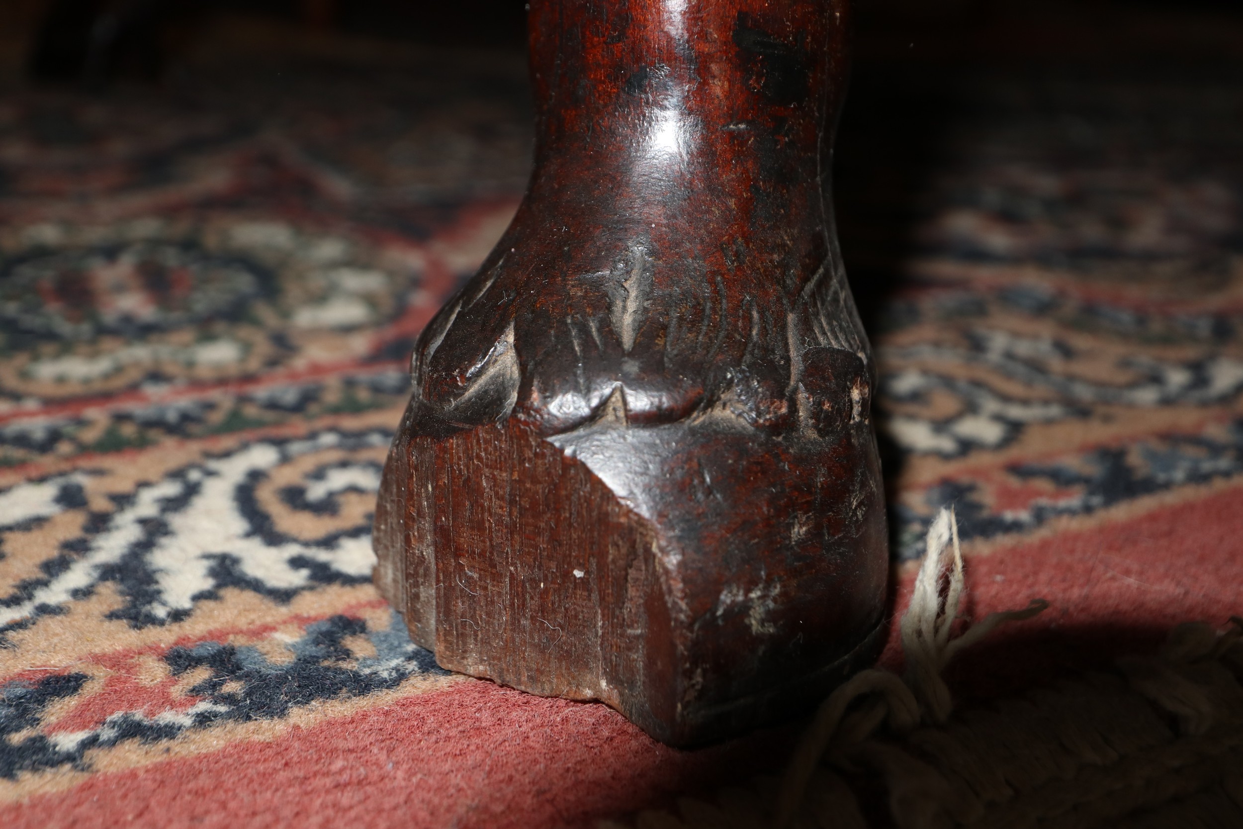 An early Georgian Padouk deep drop leaf dining table, on turned supports with horse hoof feet, 38" - Image 6 of 6