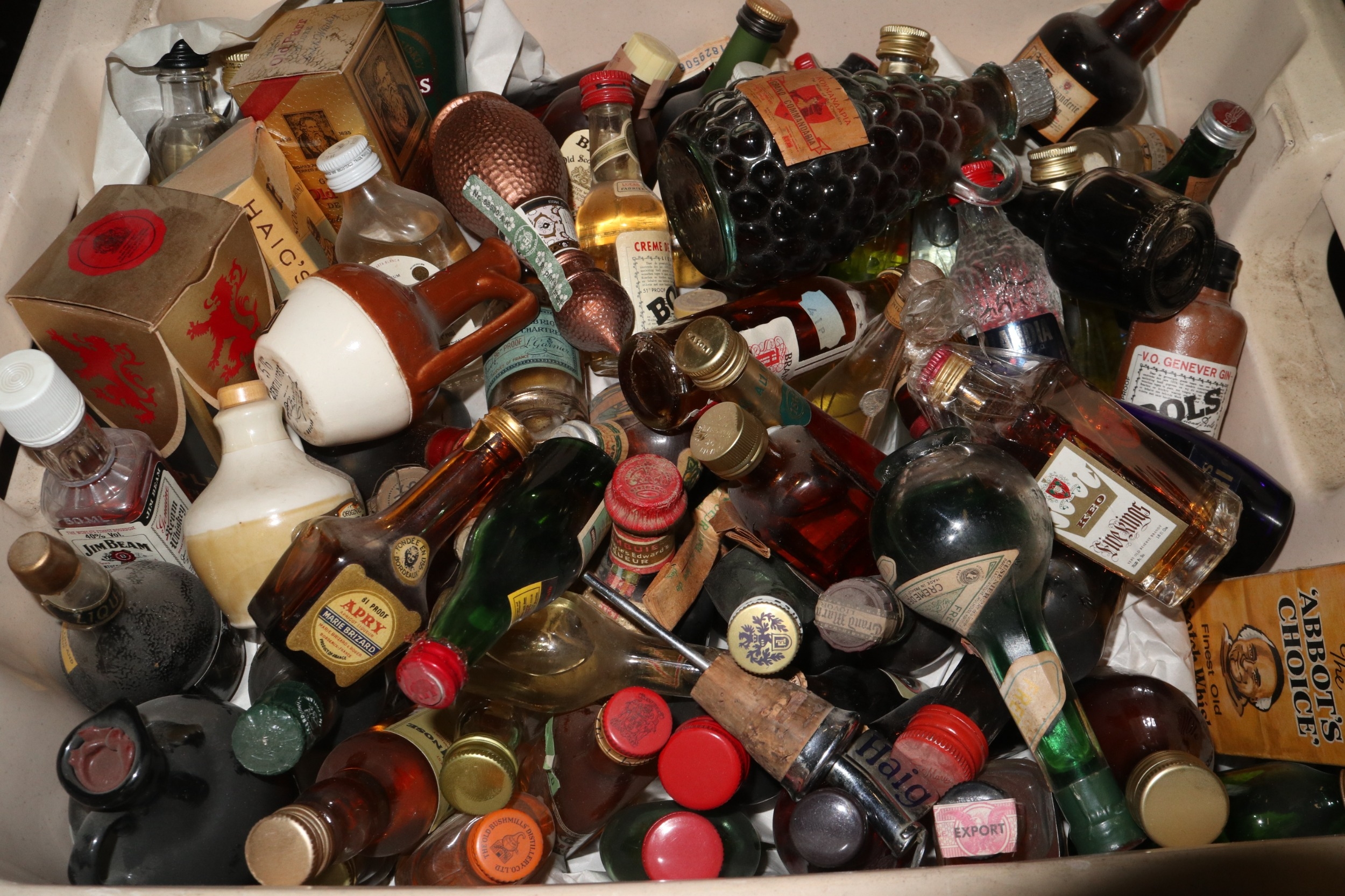 A large collection of spirit miniatures, including brandies, whiskies, liqueurs, etc, in all some - Image 3 of 4