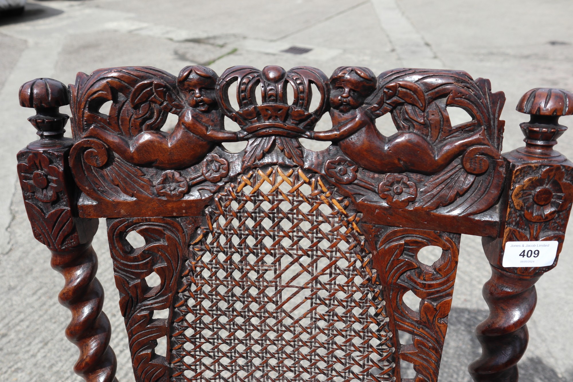 A late 17th century carved walnut side chair with oval cane back panel, cane seat and cherubim - Image 3 of 5