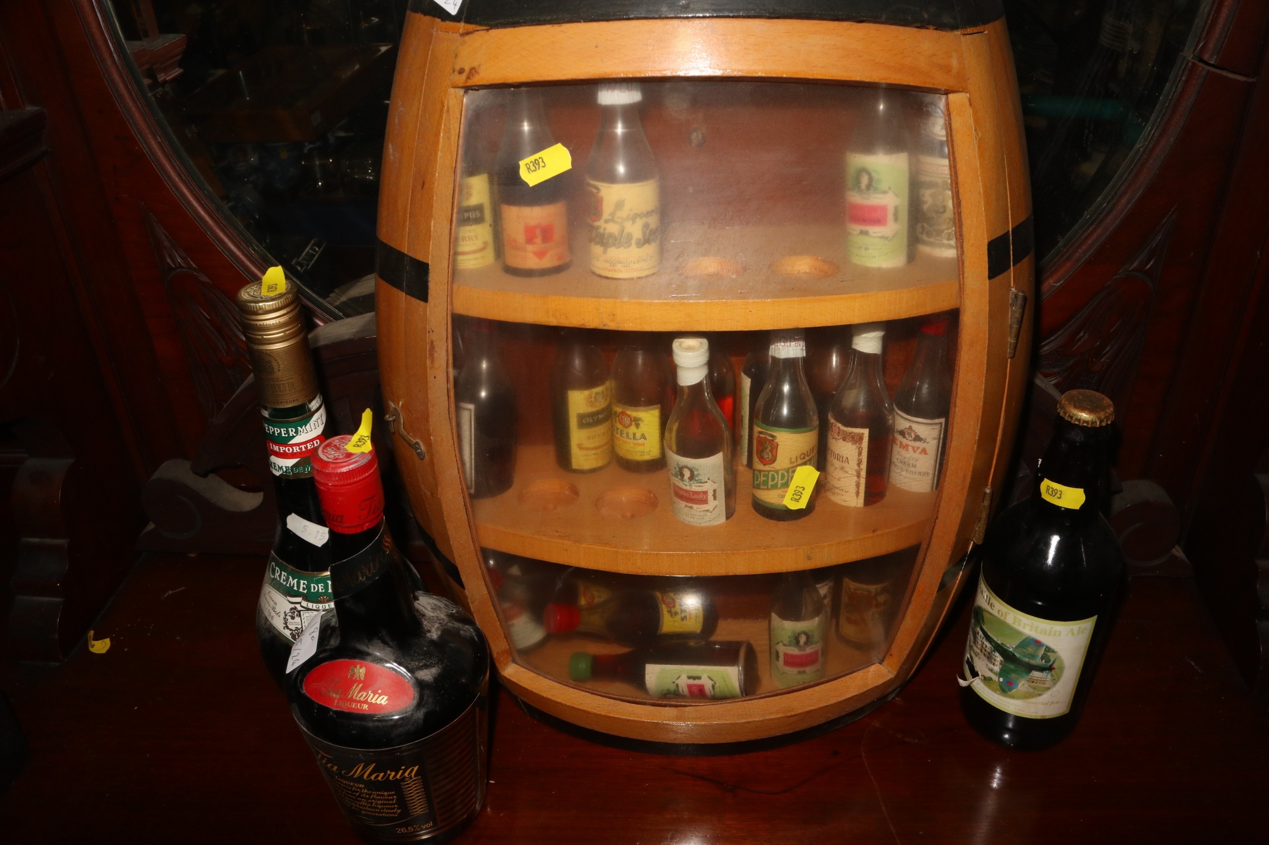 A large collection of spirit miniatures, including brandies, whiskies, liqueurs, etc, in all some - Image 4 of 4