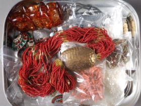A quantity of costume jewellery, including rings, brooches, etc