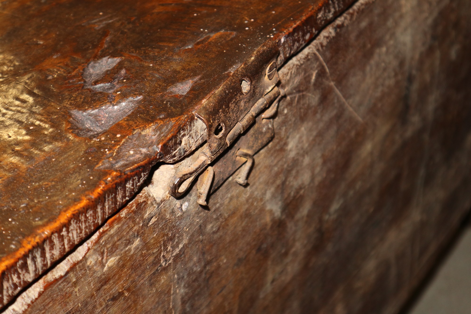 An early 18th century Syrian chip carved walnut and mother-of-pearl inlaid coffer chest with panel - Image 5 of 6