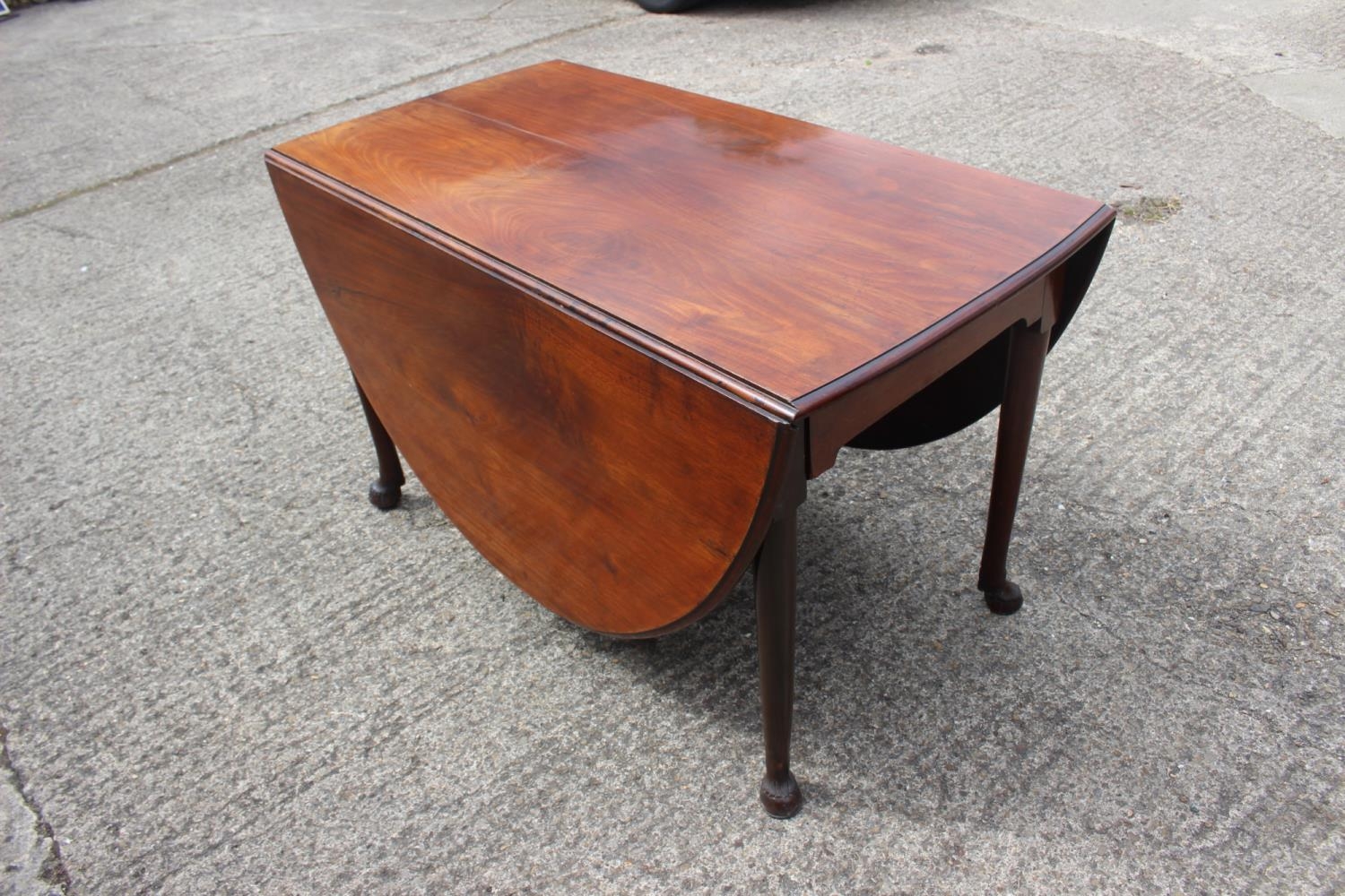 An early Georgian Padouk deep drop leaf dining table, on turned supports with horse hoof feet, 38"