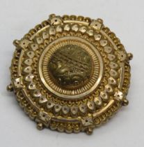 A Victorian brooch, yellow metal probably pichbeck, 3.5cm dia, 10g.