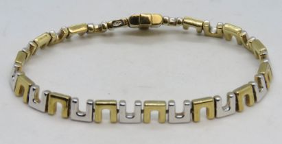 9ct gold articulated bracelet measuring 19cm in length and having unusual open loop alternating
