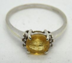 A 9ct white gold yellow stone ring, hallmarked 375, size M-N, 1.9g.