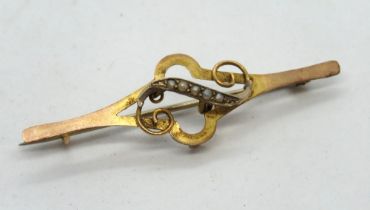 A 9ct gold bar brooch set with seed pearls, stamped 9ct, 1.9g.