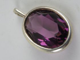 A faceted purple stone pendant, no apparent hallmarks, 2.3cm in length.