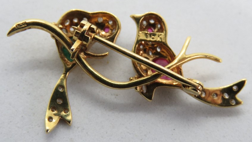 A superb 18ct gold brooch in the form of two lovebirds, - Image 3 of 4