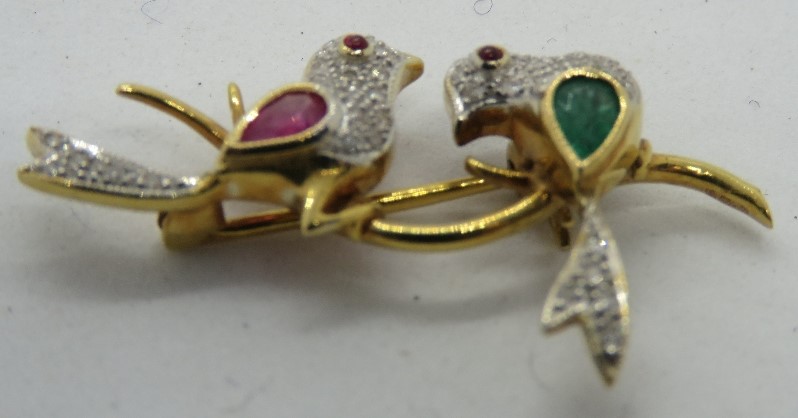 A superb 18ct gold brooch in the form of two lovebirds, - Image 2 of 4