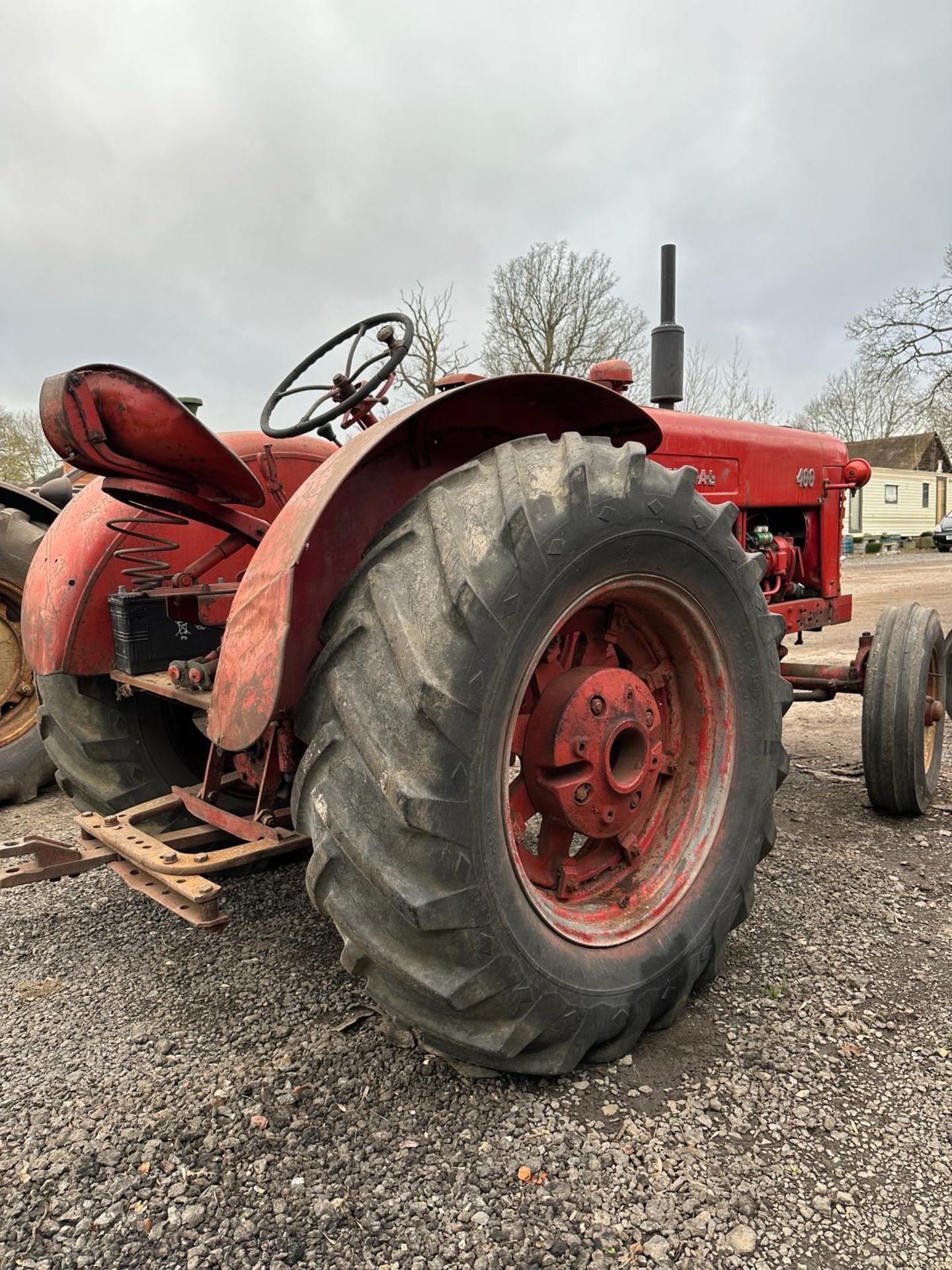 International 400 series tractor. - Image 9 of 10