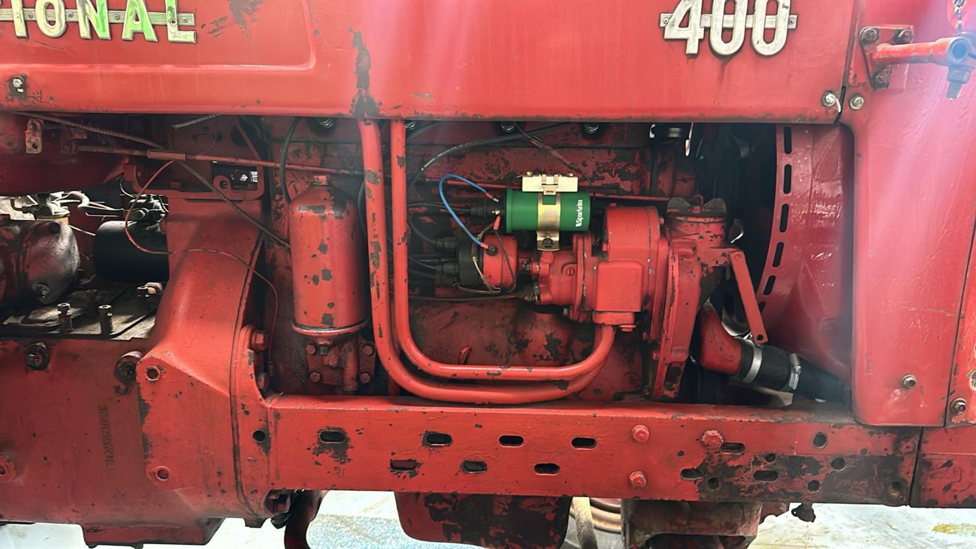 International 400 series tractor. - Image 4 of 10