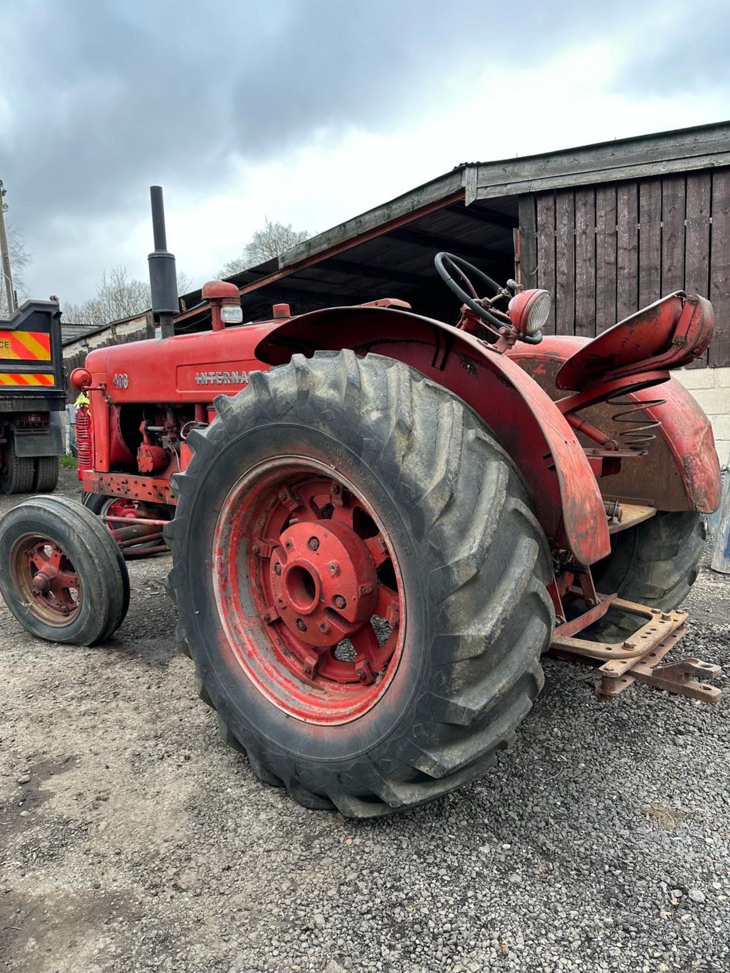 International 400 series tractor. - Image 10 of 10