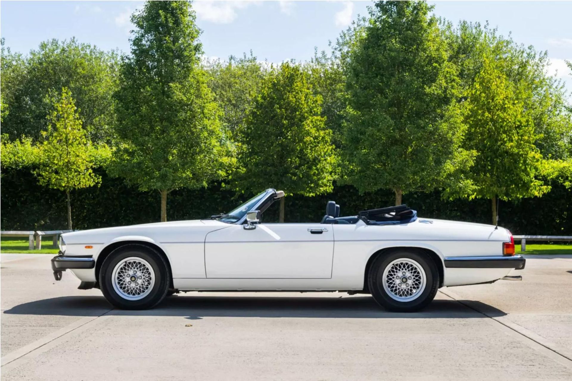Jaguar XJ-S Convertible 1989. Just 19800 miles from new! - Image 2 of 10
