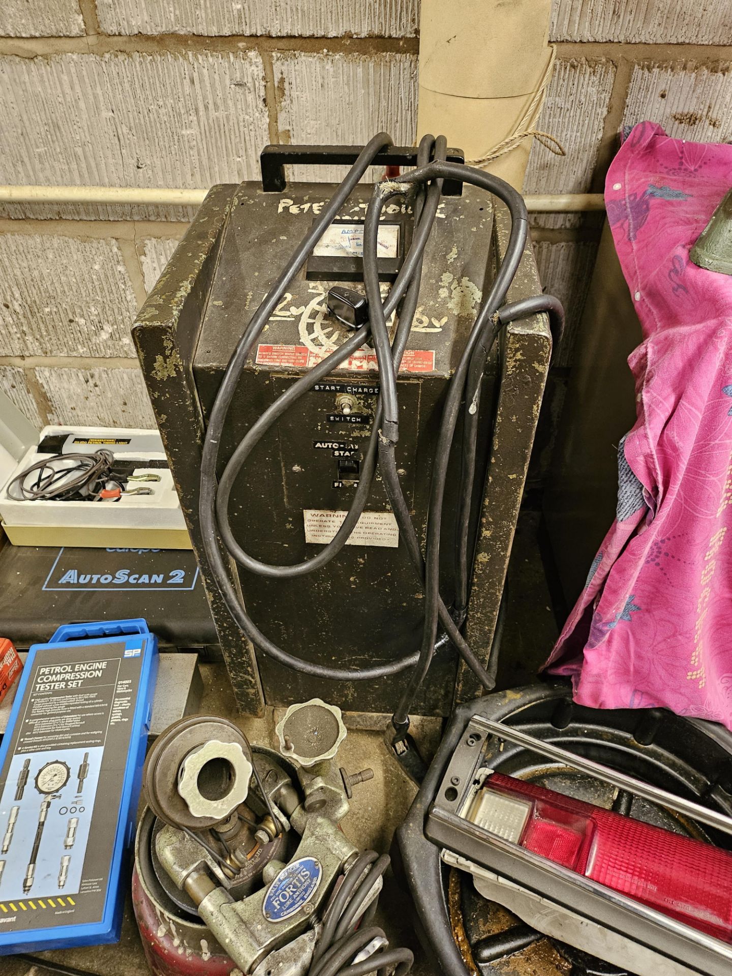 A comprehensive home garage car mechanics workshop - Image 17 of 81